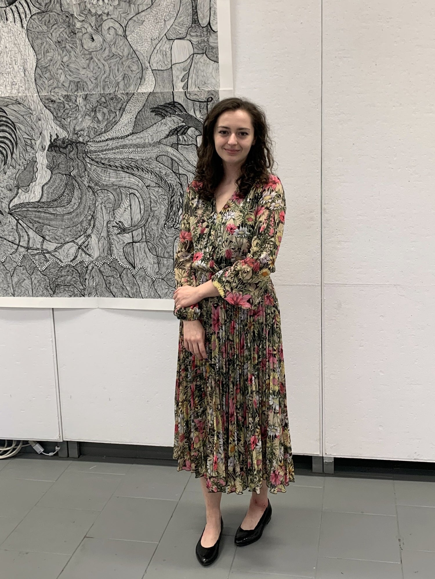 Ewelina Kogut – artystka i autorka obrazów na zamówienie stojąca przy swojej pracy